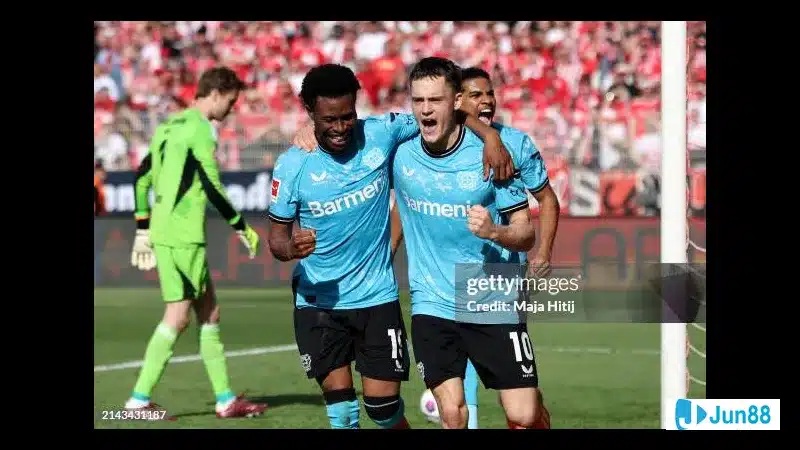 Cầu thủ Bayer Leverkusen dẫn bóng trước cầu thủ của Union Berlin trong trận đấu.