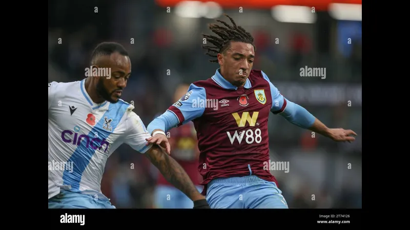 Cầu thủ Burnley chạy nhanh để chặn bóng khỏi cầu môn của Crystal Palace