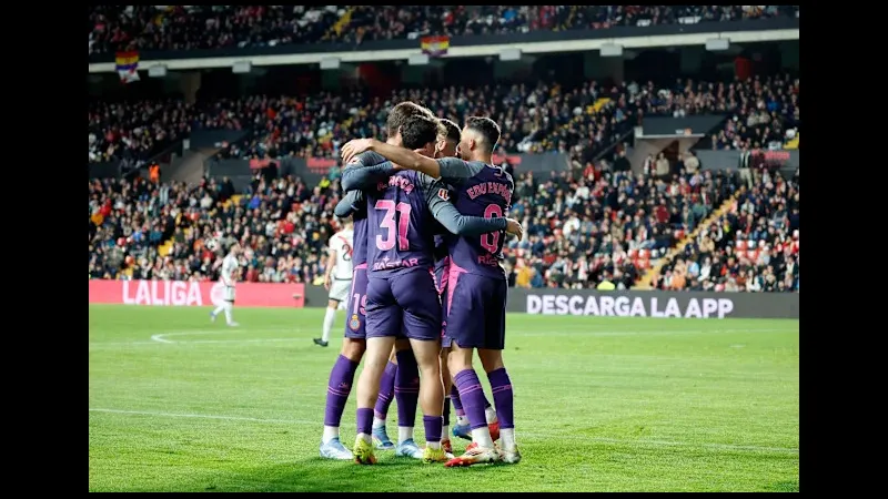 Cầu thủ Espanyol vượt qua hàng phòng ngự của Rayo Vallecano trong trận đấu