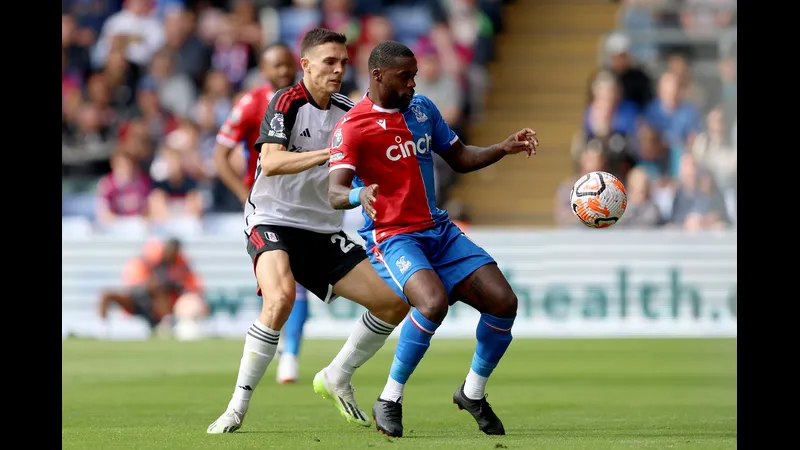 Cầu thủ của Fulham dùng kỹ thuật cá nhân để vượt qua cầu thủ Crystal Palace trong trận đấu…