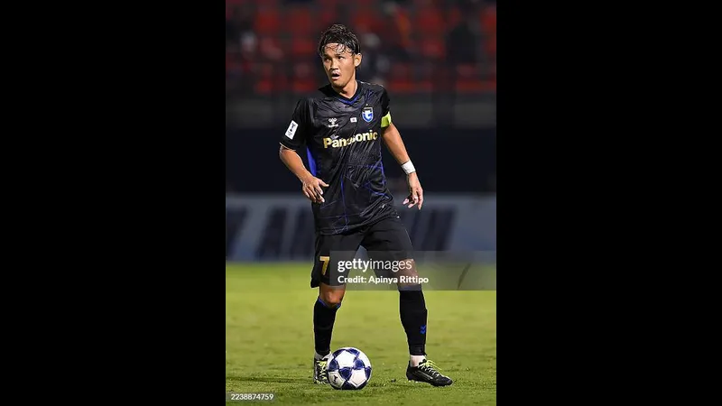 Cầu thủ đội Gamba Osaka tung cú sút mạnh vào khung thành đội Ratchaburi trong trận đấu Cầu thủ đội Gamba Osaka tung cú sút mạnh vào khung thành đội Ratchaburi trong trận đấu