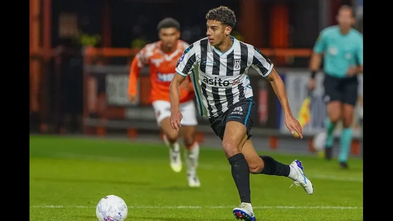 Cầu thủ của Heracles đang thực hiện cú sút mạnh vào khung thành của Hoogeveen Cầu thủ của Heracles đang thực hiện cú sút mạnh vào khung thành của Hoogeveen