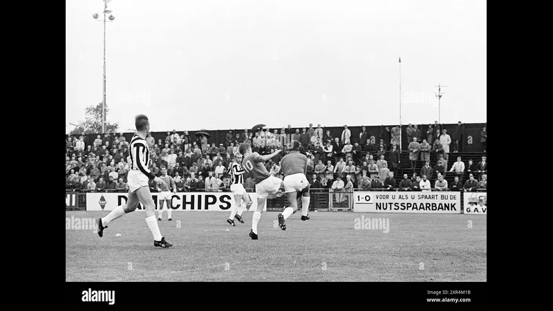 Cầu thủ của đội Heracles vượt qua hàng phòng ngự của đội Hoogeveen Cầu thủ của đội Heracles vượt qua hàng phòng ngự của đội Hoogeveen
