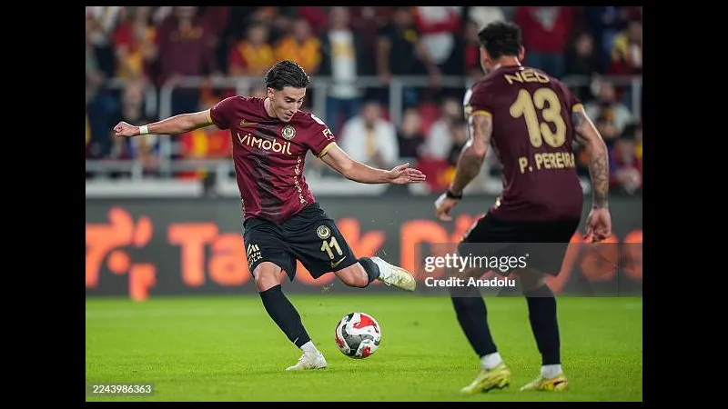 Cầu thủ đội Kasimpasa tạo ra khoảnh khắc quyết định trước hậu vệ đội Genclerbirligi. Cầu thủ đội Kasimpasa tạo ra khoảnh khắc quyết định trước hậu vệ đội Genclerbirligi.