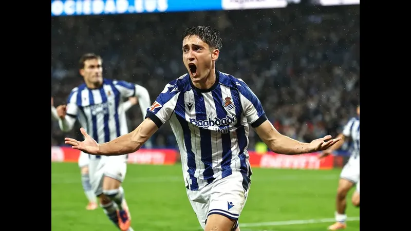 Hậu vệ đội Real Sociedad cố gắng ngăn chặn tiền đạo Levante trong trận đấu Hậu vệ đội Real Sociedad cố gắng ngăn chặn tiền đạo Levante trong trận đấu