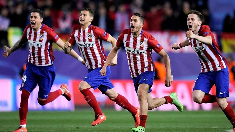 Cầu thủ PSV với cú sút mạnh vào khung thành Atletico Madrid