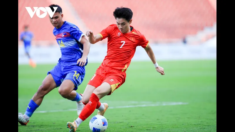 Cầu thủ U22 Việt Nam vượt qua hậu vệ U22 Thái Lan trong trận đấu quyết liệt Cầu thủ U22 Việt Nam vượt qua hậu vệ U22 Thái Lan trong trận đấu quyết liệt