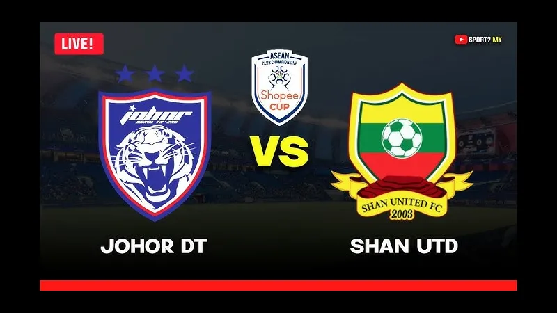Cầu thủ đội Johor DT và Shan Utd tranh chấp bóng trên sân Cầu thủ đội Johor DT và Shan Utd tranh chấp bóng trên sân