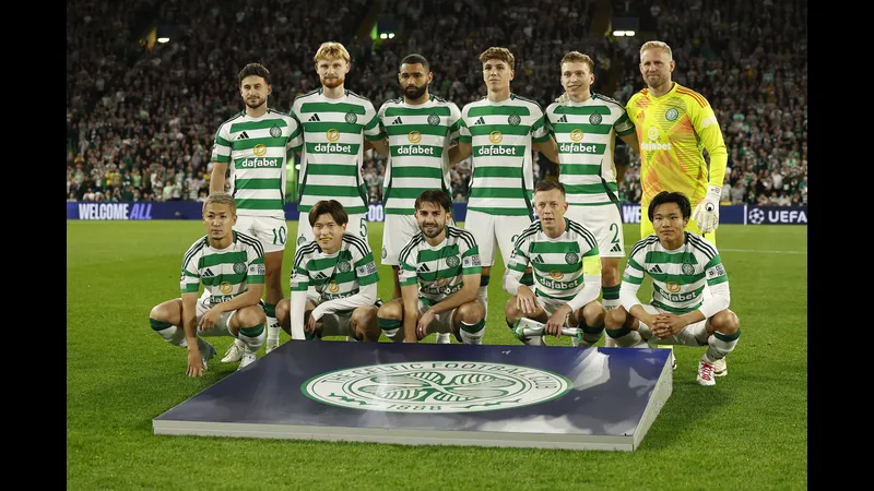 Cầu thủ Celtic đang tấn công mạnh mẽ trước hàng phòng ngự của Stuttgart Cầu thủ Celtic đang tấn công mạnh mẽ trước hàng phòng ngự của Stuttgart