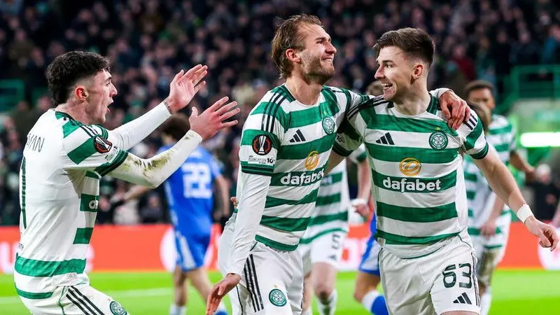 Cầu thủ Celtic và Stuttgart đấu tranh gay cấn trên sân Cầu thủ Celtic và Stuttgart đấu tranh gay cấn trên sân