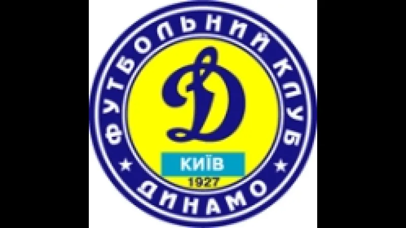 Cầu thủ Dynamo Kyiv và Rukh Lviv tranh chấp bóng trên sân