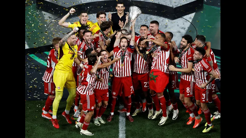 Cầu thủ Olympiakos dứt điểm mạnh mẽ trong trận đấu với Bayer Leverkusen