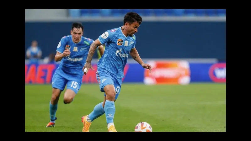 Cầu thủ Zenit và CSKA Moscow đang tranh chấp quả bóng trên sân cỏ