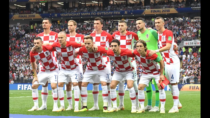 Cầu thủ Colombia và Croatia tranh chấp bóng trên sân cỏ - Dự đoán phạt Cầu thủ Colombia và Croatia tranh chấp bóng trên sân cỏ - Dự đoán phạt