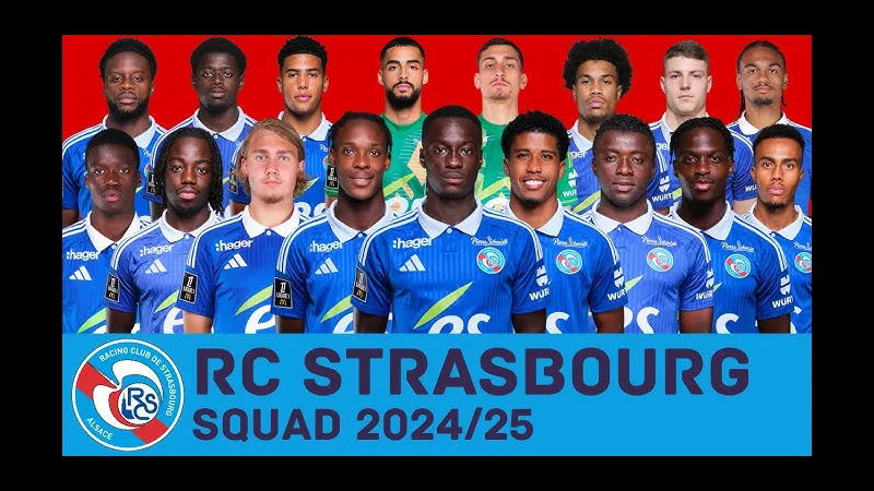 Cầu thủ Strasbourg chạy nhanh để cướp bóng từ cầu thủ Nantes